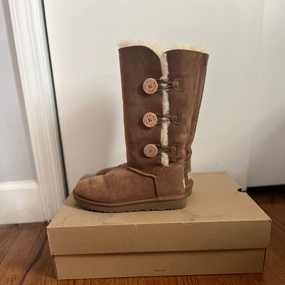 Uggs size 8 boots gently used - Picture 3 of 4